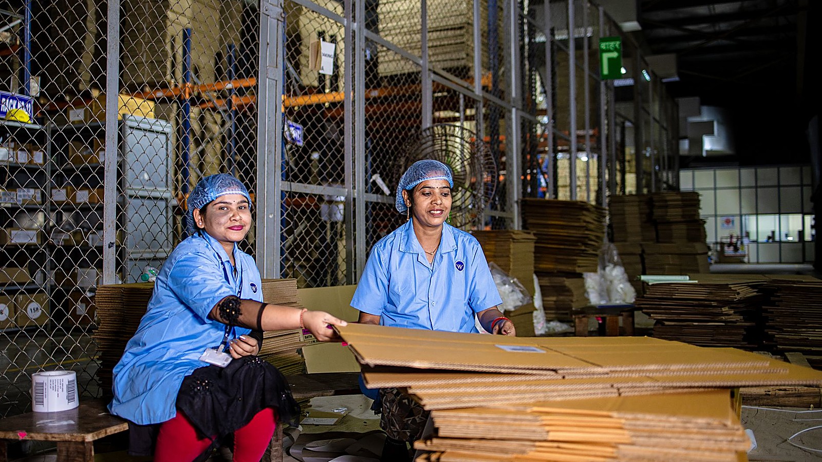 Trabalhadoras de prestadora de servicos em galpao industrial