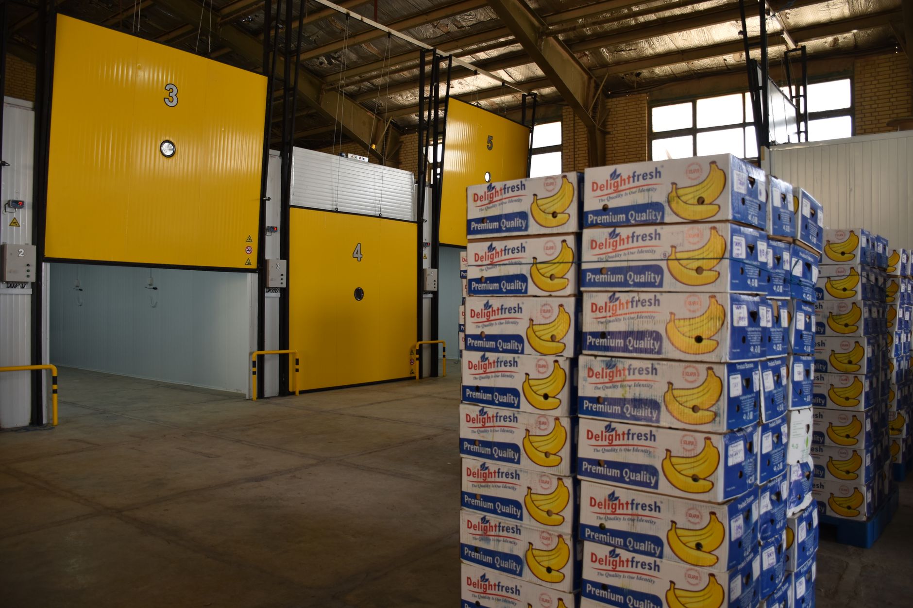 Termômetro industrial marcando temperatura baixa fixado na parede de uma sala refrigerada de processamento de carne, ao lado de um cronômetro, representando a aferição do ambiente artificialmente frio pelo parágrafo único do art. 253 da CLT