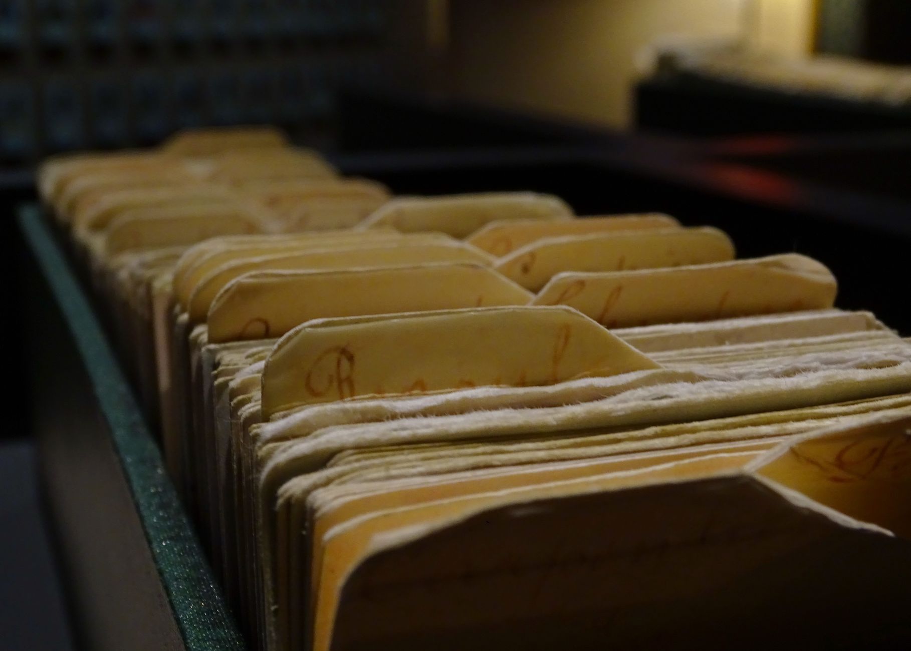 Pastas de documentos antigas e amareladas guardadas em arquivo, foto de arquivo, sem pessoas.