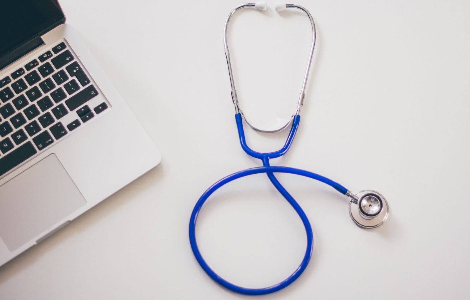 Estetoscópio sobre laptop, remetendo à perícia médica do INSS