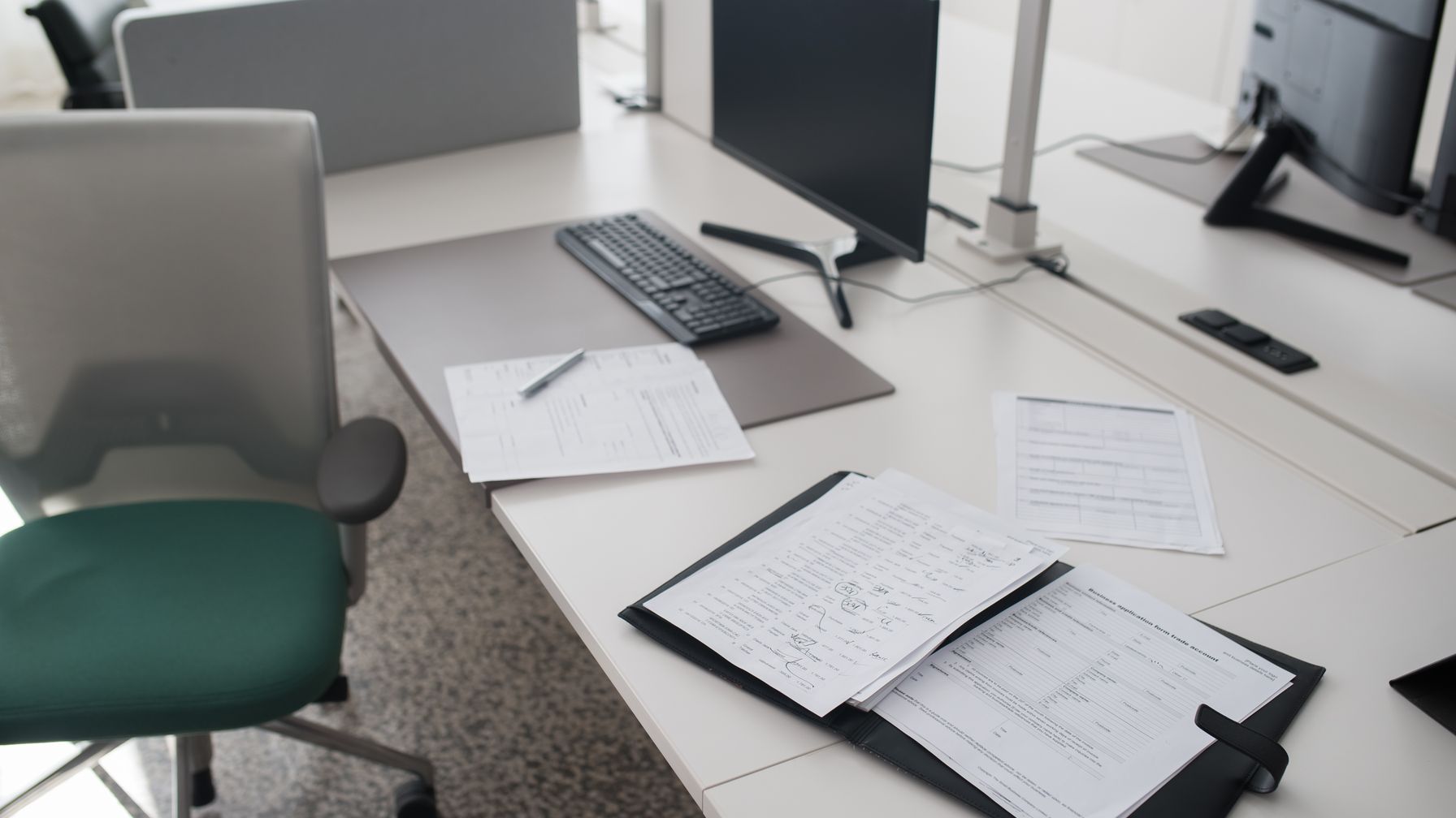 Contrato social e documentos de registro de empresa sobre mesa de escritório, ilustrando o levantamento de fevereiro de 2026 sobre as sociedades empresariais de ministros e parentes.