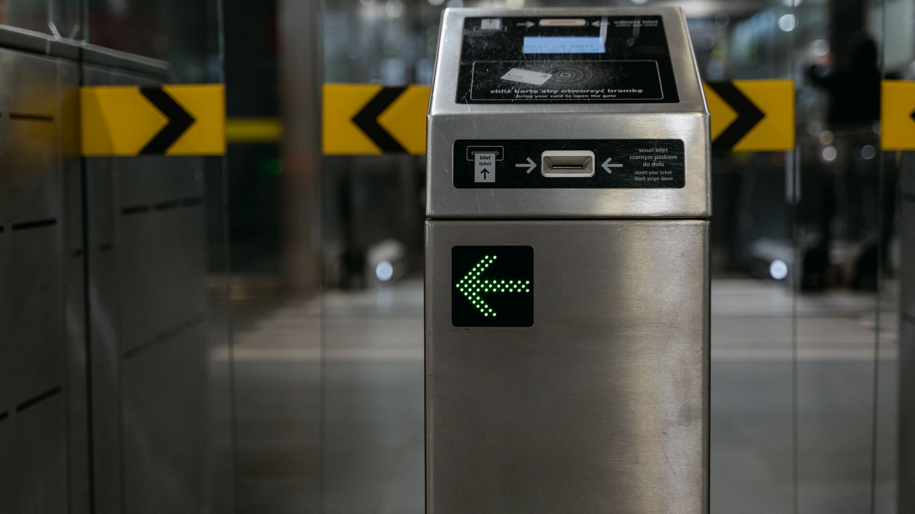 Catraca de acesso com seta luminosa, ilustrando o atendimento presencial, a resposta à exigência, o recurso administrativo e a habilitação provisória perante o INSS